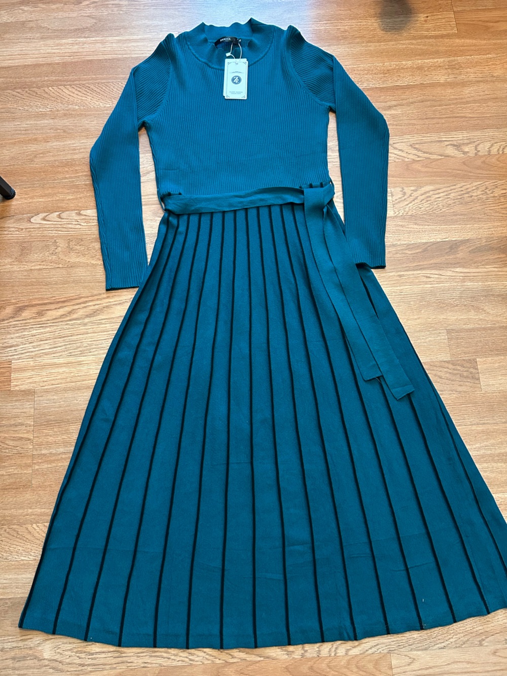Zesica long sleeves ribbed  Maxi Dress with Belt. Green and black. Size XL